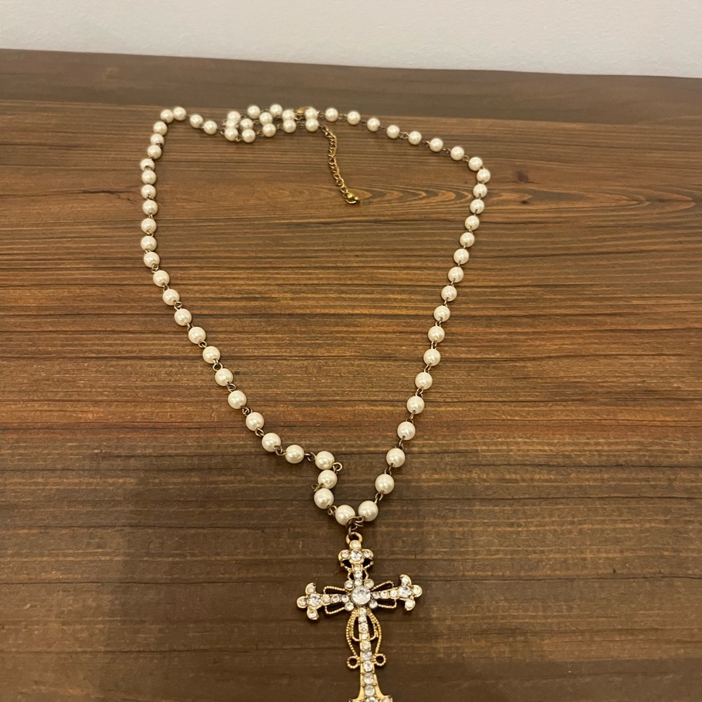 Cross Necklace
Great condition
Costume Jewelry